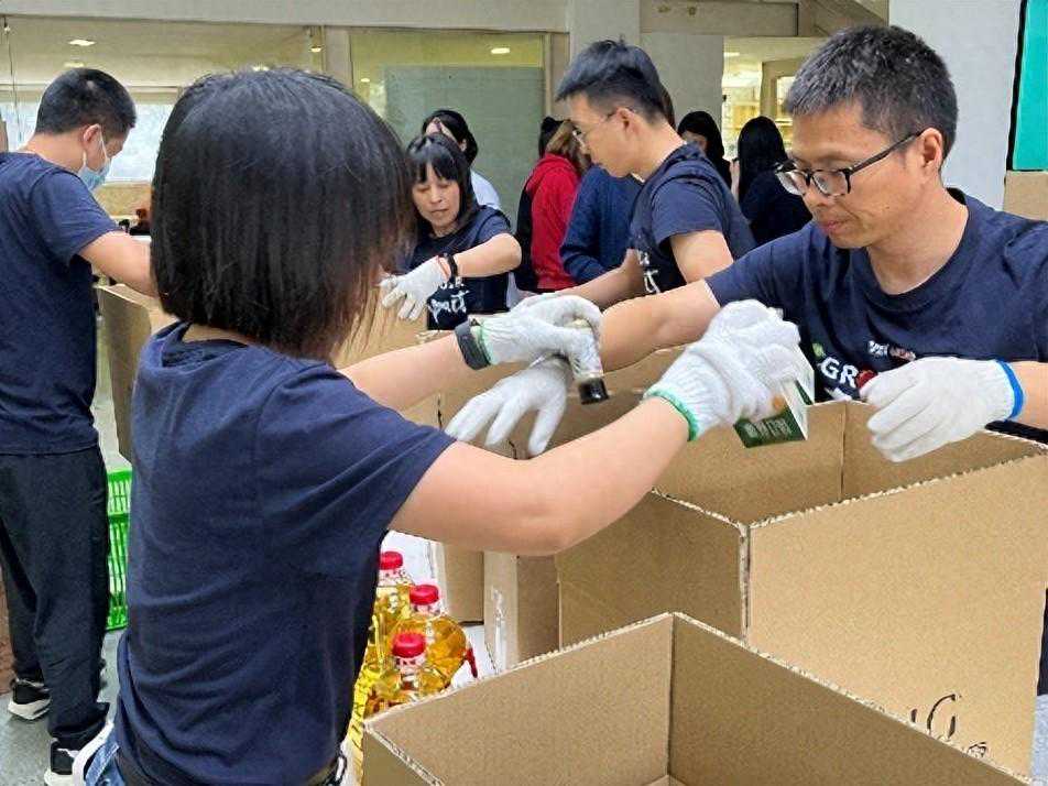 亲手打包200箱“最美食物包”，申城低收入家庭将收货美味与温暖