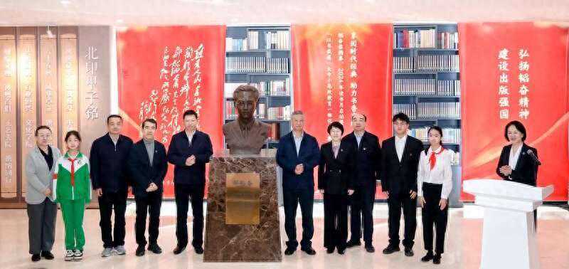 北京印刷学院落成韬奋铜像 开启读书月活动