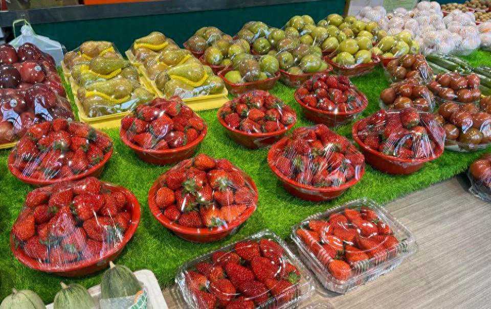 缺斤少两、以次充好、包装异味，临沂街头盆装草莓“猫腻”挺多